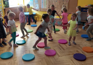 Dzieci grają w kropkowego twista